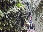 24 Entriamo nella stretta , fresca ed umida fessura rocciosa